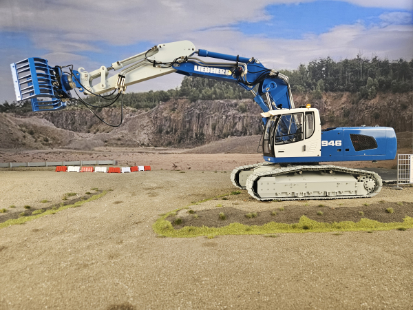 FM946-3 Hydraulik Bagger mit Verstellausleger Sonderlackierung
